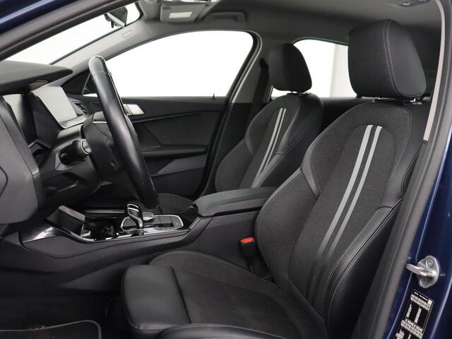 BMW 1-SERIE 118i Sport Line | Sportstoelen | Carplay | Half leder | Live Cockpit | Full LED | Navigatie | Sfeerverlichting | Trekhaak | Climate control | Parkeerhulp | Cruise control | DAB | Bluetooth