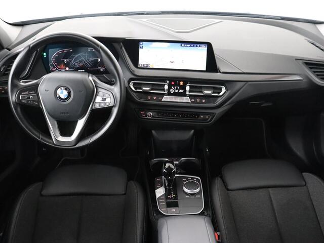 BMW 1-SERIE 118i Sport Line | Sportstoelen | Carplay | Half leder | Live Cockpit | Full LED | Navigatie | Sfeerverlichting | Trekhaak | Climate control | Parkeerhulp | Cruise control | DAB | Bluetooth
