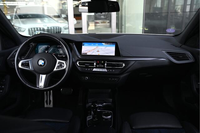 BMW 1-SERIE 118i Executive M Sport Automaat / Trekhaak / Sportstoelen / Comfort Access / Achteruitrijcamera / Cruise Control / LED