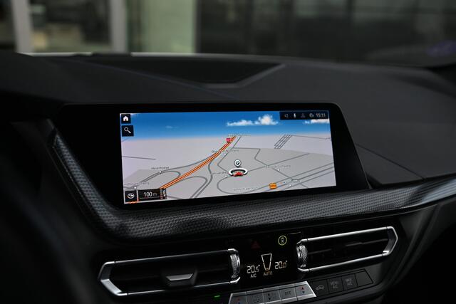 BMW 1-SERIE 118i Executive M Sport Automaat / Trekhaak / Sportstoelen / Comfort Access / Achteruitrijcamera / Cruise Control / LED