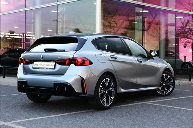 BMW 1-SERIE 120 M Sport / Sportstoelen / M Adaptief onderstel / Achteruitrijcamera / Stoelverwarming / Getint Glas