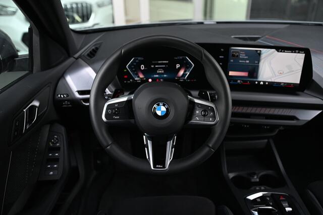 BMW 1-SERIE 120 M Sport / Sportstoelen / M Adaptief onderstel / Achteruitrijcamera / Stoelverwarming / Getint Glas