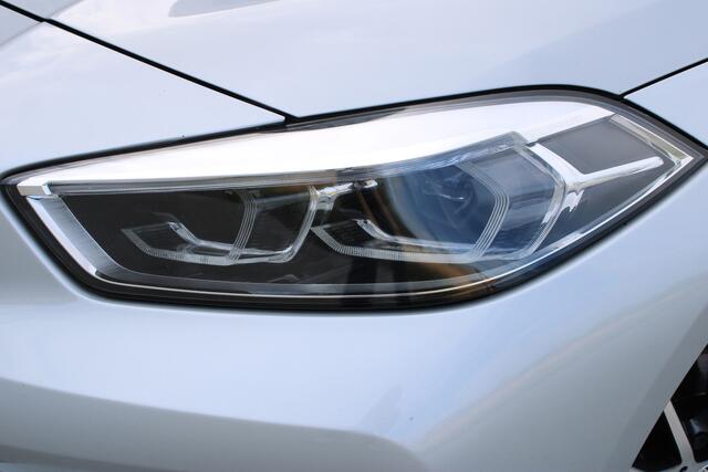 BMW 1-SERIE 116i High Executive | Incl. 12 maanden garantie | Stoelverwarming | Apple Carplay & Android Auto | WIFI | Climate Control | Hill Hold | Elektrisch verstelbare stoelen |