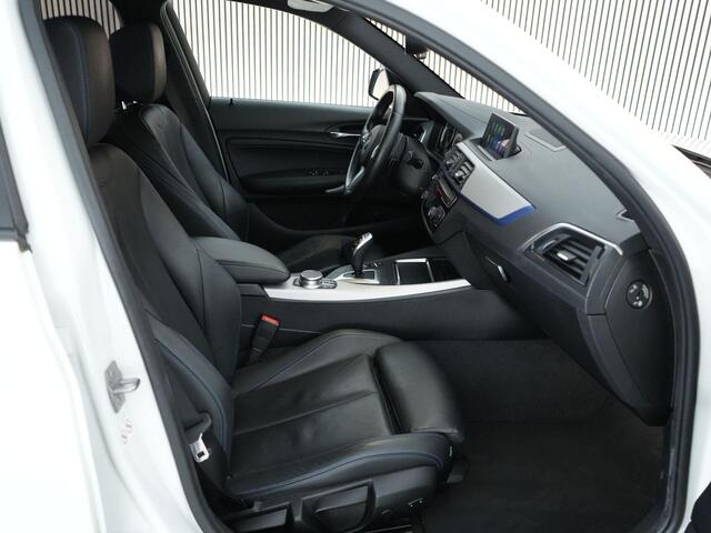 BMW 1-SERIE M140i 340pk High Executive |Custom sportuitlaat|Maxton|Apple Carplay|Comfort Access|stoelverwarming|lederen sportstoelen|M sportonderstel|Shadow Line|