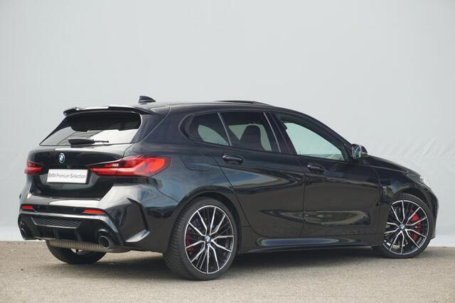 BMW 1-SERIE M135i xDrive | Schuif-kanteldak | Harman Kardon | Head-up | Elektrische Stoelen + Memory | Adaptief onderstel | Stoel & Stuurwielverwarming