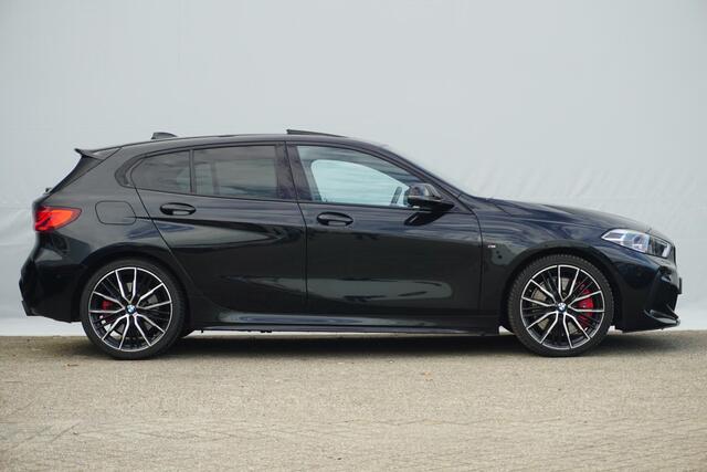 BMW 1-SERIE M135i xDrive | Schuif-kanteldak | Harman Kardon | Head-up | Elektrische Stoelen + Memory | Adaptief onderstel | Stoel & Stuurwielverwarming