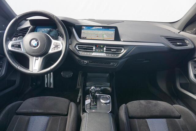 BMW 1-SERIE M135i xDrive | Schuif-kanteldak | Harman Kardon | Head-up | Elektrische Stoelen + Memory | Adaptief onderstel | Stoel & Stuurwielverwarming