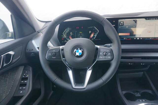 BMW 1-SERIE 120 M Sport | Keyless Entry | Stoelverwarming | LED Adaptieve Koplampen met Grootlichtassistent | Elektrisch bedienbare Achterklep