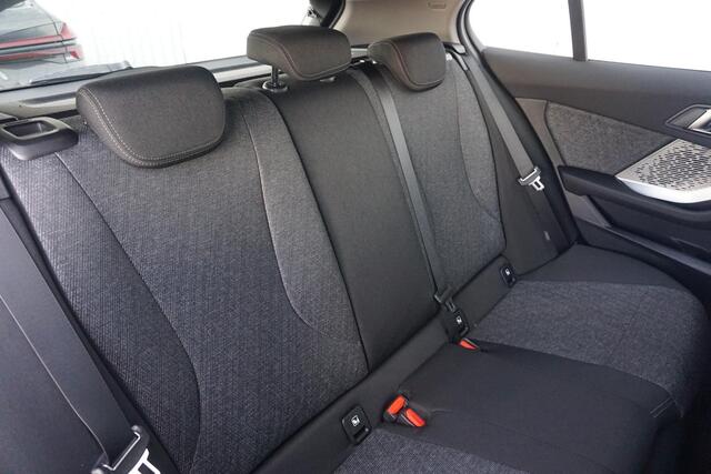 BMW 1-SERIE 120 M Sport | Keyless Entry | Stoelverwarming | LED Adaptieve Koplampen met Grootlichtassistent | Elektrisch bedienbare Achterklep