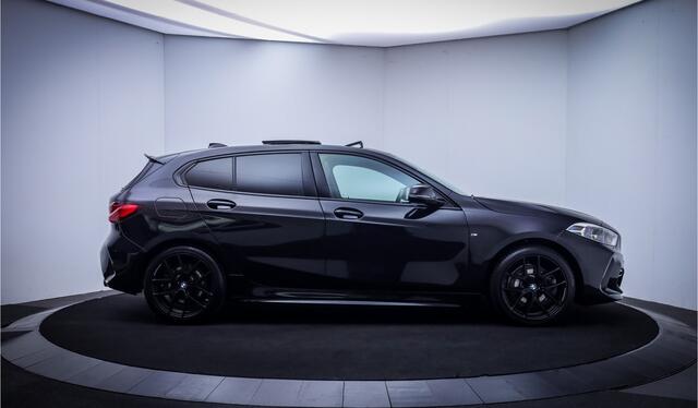 BMW 1-SERIE 120iA High Executive Edition PANO | FULL LED | HEAD UP | STUUR+STOELVERW | CARPLAY | KEYLESS | NAVI | LMV 18''