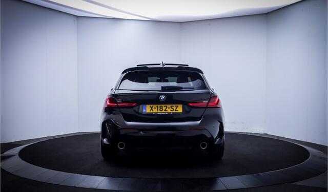 BMW 1-SERIE 120iA High Executive Edition PANO | FULL LED | HEAD UP | STUUR+STOELVERW | CARPLAY | KEYLESS | NAVI | LMV 18''