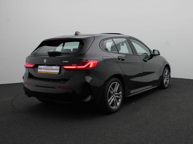 BMW 1-SERIE 5-deurs 118i M Sportpakket | Panoramadak | HIFI | Driving Assistant | 17"