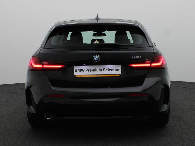 BMW 1-SERIE 5-deurs 118i M Sportpakket | Panoramadak | HIFI | Driving Assistant | 17"
