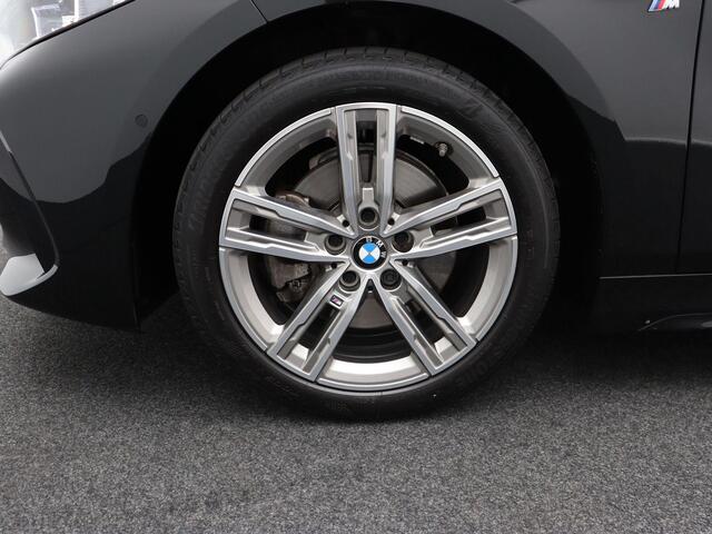 BMW 1-SERIE 5-deurs 118i M Sportpakket | Panoramadak | HIFI | Driving Assistant | 17"