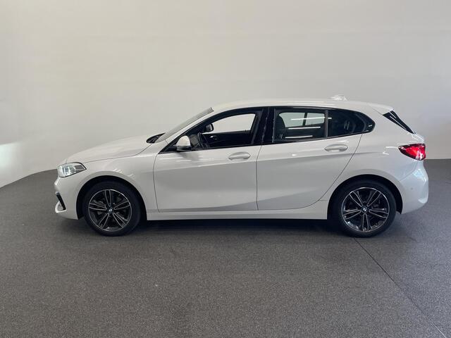 BMW 1-SERIE 118i Sportline Business Edition Automaat Navigatie Apple Carplay/Android Auto Camera Parkeersensoren Cruise Control Virtual Cockpit Sfeerverlichting Ledverlichting Climate Control Lichtmetalen velgen