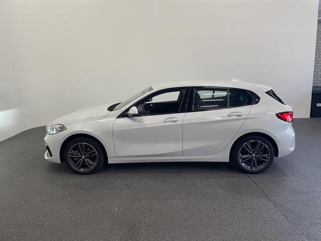 BMW 1-SERIE 118i Sportline Business Edition Automaat Navigatie Apple Carplay/Android Auto Camera Parkeersensoren Cruise Control Virtual Cockpit Sfeerverlichting Ledverlichting Climate Control Lichtmetalen velgen