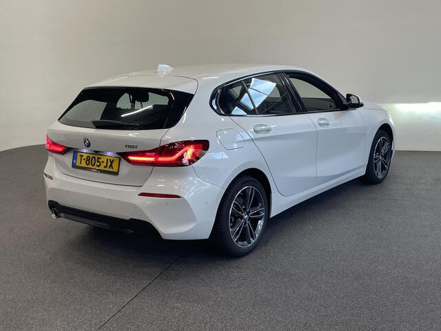 BMW 1-SERIE 118i Sportline Business Edition Automaat Navigatie Apple Carplay/Android Auto Camera Parkeersensoren Cruise Control Virtual Cockpit Sfeerverlichting Ledverlichting Climate Control Lichtmetalen velgen