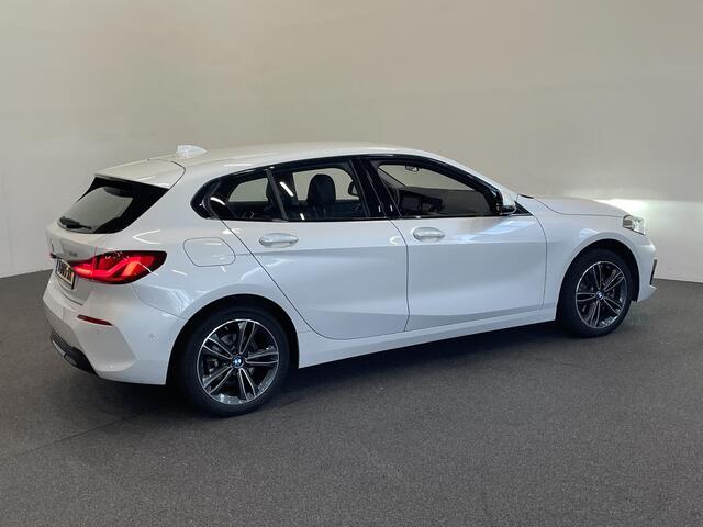BMW 1-SERIE 118i Sportline Business Edition Automaat Navigatie Apple Carplay/Android Auto Camera Parkeersensoren Cruise Control Virtual Cockpit Sfeerverlichting Ledverlichting Climate Control Lichtmetalen velgen