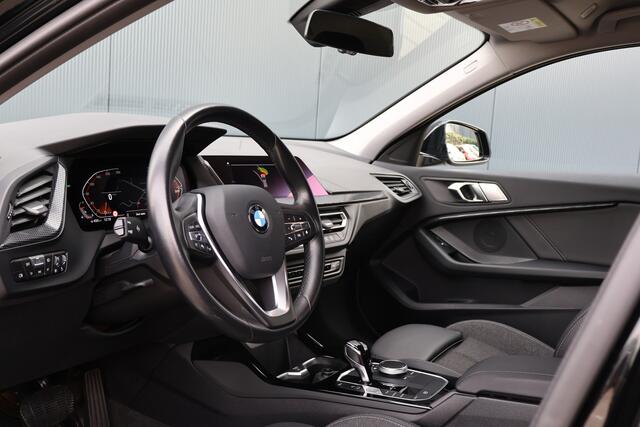 BMW 1-SERIE 116i Sportline Automaat | Adaptieve Cruise Control | Live Cockpit | Sportstoelen | Half Leer | Apple Carplay / Android Auto | Parkeersensoren | Sport Line