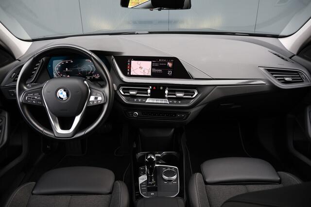 BMW 1-SERIE 116i Sportline Automaat | Adaptieve Cruise Control | Live Cockpit | Sportstoelen | Half Leer | Apple Carplay / Android Auto | Parkeersensoren | Sport Line