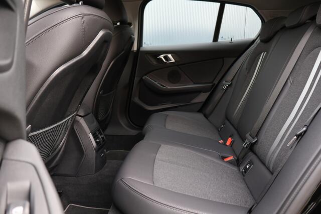 BMW 1-SERIE 116i Sportline Automaat | Adaptieve Cruise Control | Live Cockpit | Sportstoelen | Half Leer | Apple Carplay / Android Auto | Parkeersensoren | Sport Line