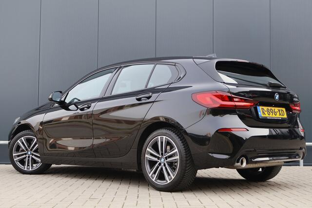 BMW 1-SERIE 116i Sportline Automaat | Adaptieve Cruise Control | Live Cockpit | Sportstoelen | Half Leer | Apple Carplay / Android Auto | Parkeersensoren | Sport Line