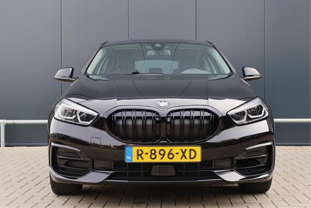 BMW 1-SERIE 116i Sportline Automaat | Adaptieve Cruise Control | Live Cockpit | Sportstoelen | Half Leer | Apple Carplay / Android Auto | Parkeersensoren | Sport Line