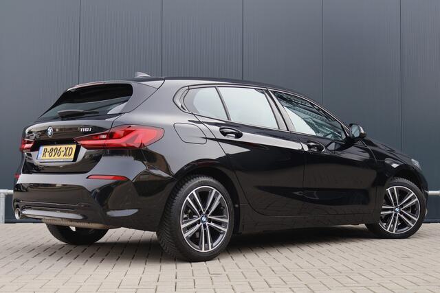 BMW 1-SERIE 116i Sportline Automaat | Adaptieve Cruise Control | Live Cockpit | Sportstoelen | Half Leer | Apple Carplay / Android Auto | Parkeersensoren | Sport Line