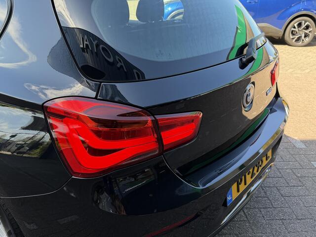 BMW 1-SERIE 118i Corporate Lease Executive AUTOMAAT | NAVIGATIE | PARKEER SENSOREN | CRUISE CONTROL | LED | APPLE CARPLAY | AIRCO/ECC | VOLLEDIG DEALER ONDERHOUDEN