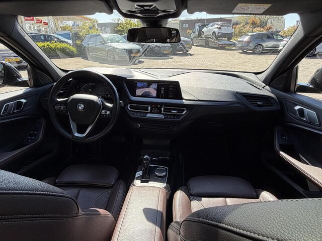 BMW 1-SERIE 118i High Executive Edition PANORAMADAK | NAVIGATIE | STOELVERWARMING | CAMERA | LEDER SPORT INTERIEUR | ACHTERUIT RIJ CAMERA | PARKEERSENSOREN | AIRCO/ECC | CRUISECONTROL | LED | AFNEEMBARE TREKHAAK |