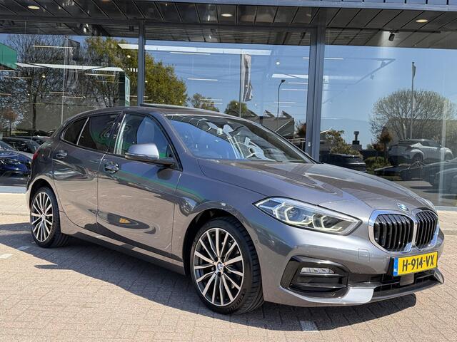 BMW 1-SERIE 118i High Executive Edition PANORAMADAK | NAVIGATIE | STOELVERWARMING | CAMERA | LEDER SPORT INTERIEUR | ACHTERUIT RIJ CAMERA | PARKEERSENSOREN | AIRCO/ECC | CRUISECONTROL | LED | AFNEEMBARE TREKHAAK |