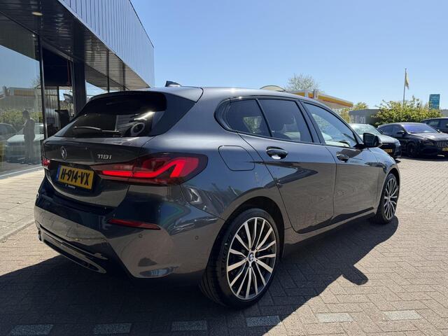 BMW 1-SERIE 118i High Executive Edition PANORAMADAK | NAVIGATIE | STOELVERWARMING | CAMERA | LEDER SPORT INTERIEUR | ACHTERUIT RIJ CAMERA | PARKEERSENSOREN | AIRCO/ECC | CRUISECONTROL | LED | AFNEEMBARE TREKHAAK |