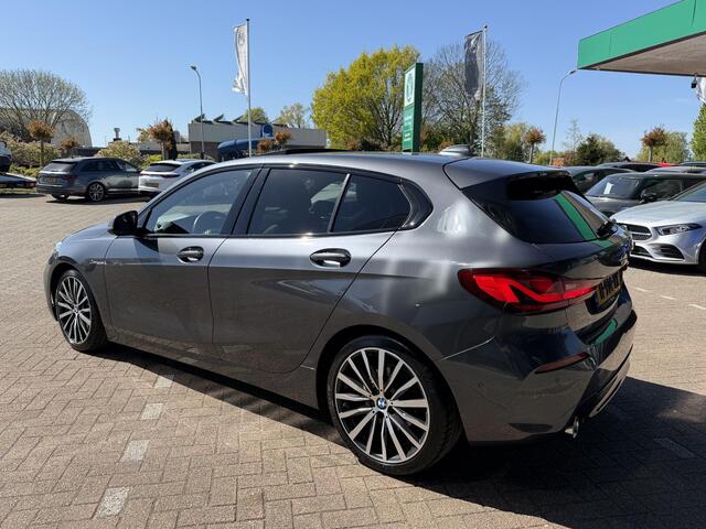 BMW 1-SERIE 118i High Executive Edition PANORAMADAK | NAVIGATIE | STOELVERWARMING | CAMERA | LEDER SPORT INTERIEUR | ACHTERUIT RIJ CAMERA | PARKEERSENSOREN | AIRCO/ECC | CRUISECONTROL | LED | AFNEEMBARE TREKHAAK |