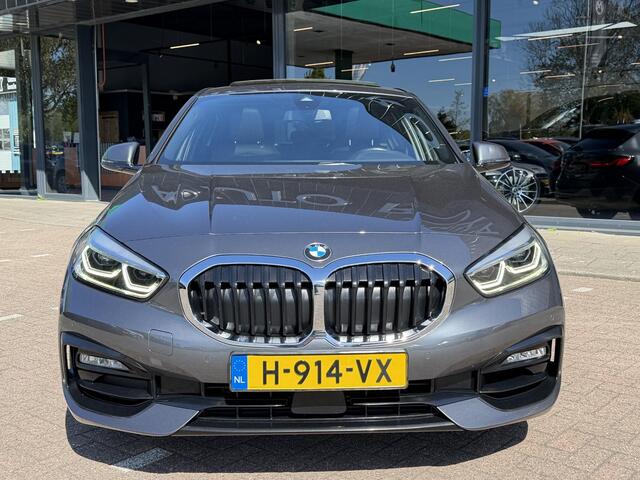 BMW 1-SERIE 118i High Executive Edition PANORAMADAK | NAVIGATIE | STOELVERWARMING | CAMERA | LEDER SPORT INTERIEUR | ACHTERUIT RIJ CAMERA | PARKEERSENSOREN | AIRCO/ECC | CRUISECONTROL | LED | AFNEEMBARE TREKHAAK |