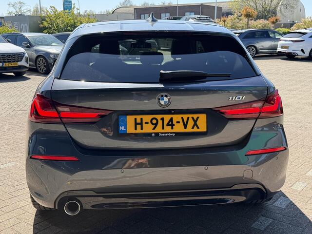 BMW 1-SERIE 118i High Executive Edition PANORAMADAK | NAVIGATIE | STOELVERWARMING | CAMERA | LEDER SPORT INTERIEUR | ACHTERUIT RIJ CAMERA | PARKEERSENSOREN | AIRCO/ECC | CRUISECONTROL | LED | AFNEEMBARE TREKHAAK |