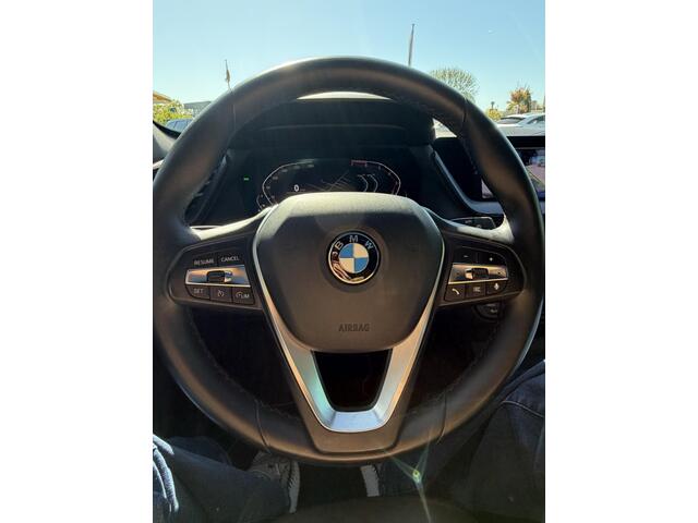 BMW 1-SERIE 118i High Executive Edition PANORAMADAK | NAVIGATIE | STOELVERWARMING | CAMERA | LEDER SPORT INTERIEUR | ACHTERUIT RIJ CAMERA | PARKEERSENSOREN | AIRCO/ECC | CRUISECONTROL | LED | AFNEEMBARE TREKHAAK |