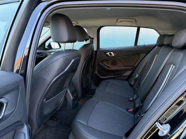 BMW 1-SERIE BWJ 2022 118i 136 PK Business Edition AUTOMAAT | FULL LED | HALF LEDER | STOELVERW. | CARPLAY + ANDROID | DAB + | NAVI | CLIMA | CRUISE | LMV | PDC