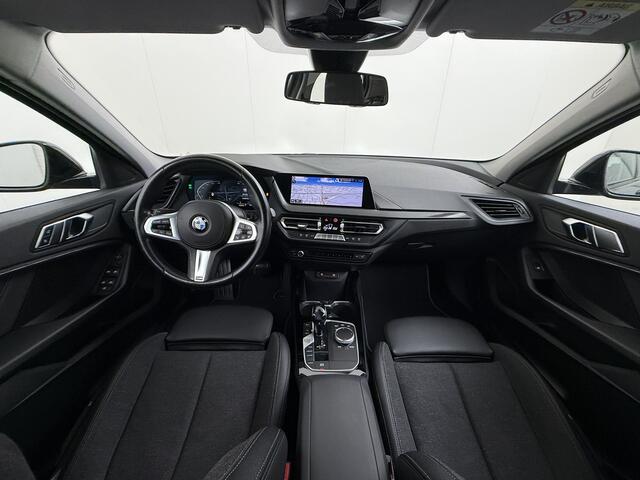BMW 1-SERIE 118i Automaat M-Sport Navi Ecc Live cockpit pro Sportstoelen Apple Carplay Android Auto Cruise Control Pdc Business Ed. Plus DAB Lmv 17" Adap.Led Regen-Lichtsensor Isofix Sport line 1e Eigenaar Origineel Nederlandse Auto Dealeronderhouden