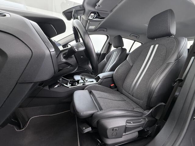BMW 1-SERIE 118i Automaat M-Sport Navi Ecc Live cockpit pro Sportstoelen Apple Carplay Android Auto Cruise Control Pdc Business Ed. Plus DAB Lmv 17" Adap.Led Regen-Lichtsensor Isofix Sport line 1e Eigenaar Origineel Nederlandse Auto Dealeronderhouden