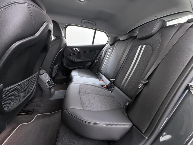 BMW 1-SERIE 118i Automaat M-Sport Navi Ecc Live cockpit pro Sportstoelen Apple Carplay Android Auto Cruise Control Pdc Business Ed. Plus DAB Lmv 17" Adap.Led Regen-Lichtsensor Isofix Sport line 1e Eigenaar Origineel Nederlandse Auto Dealeronderhouden