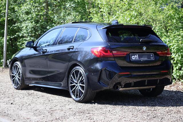 BMW 1-SERIE 118i M-Pakket | Pano | HUD | Harman Kardon | Adap Cruise | LED | Elektr. Stoel Mem | Keyless | Camera | Etc.