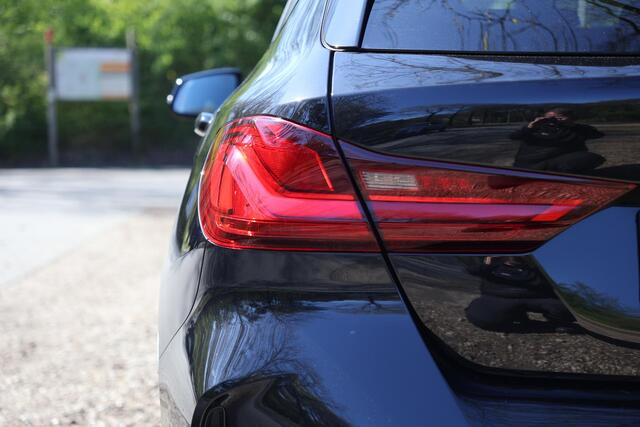 BMW 1-SERIE 118i M-Pakket | Pano | HUD | Harman Kardon | Adap Cruise | LED | Elektr. Stoel Mem | Keyless | Camera | Etc.