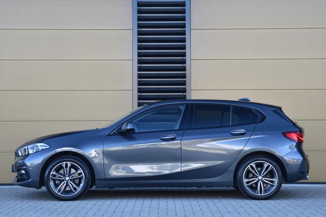 BMW 1-SERIE 118i Executive Edition * Privacy Glass * Sportstoelen * Sportstuur * DAB * Live cockpit *