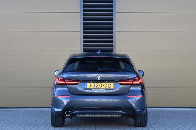 BMW 1-SERIE 118i Executive Edition * Privacy Glass * Sportstoelen * Sportstuur * DAB * Live cockpit *