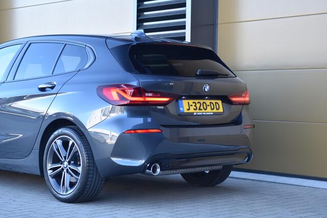 BMW 1-SERIE 118i Executive Edition * Privacy Glass * Sportstoelen * Sportstuur * DAB * Live cockpit *