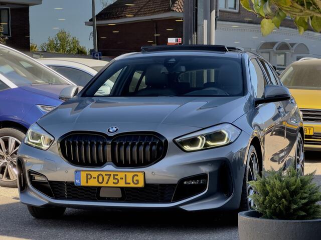 BMW 1-SERIE 120i 2.0 AUT7 M-SPORT 179PK PANODAK LEDER NAVI DIGI-DASH APPLLE-CARPLAY LED LMV PDC