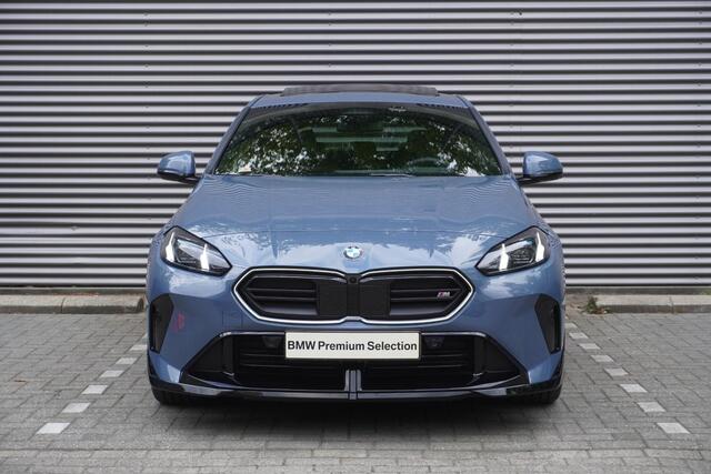 BMW 1-SERIE 120 M Sportpakket Pro | 19 inch LM M Y-spaak | Stuurwielrand verwarmd | Extra getint glas | Harman-Kardon sound system | Parking Assistant Plus | BMW Head-Up Display