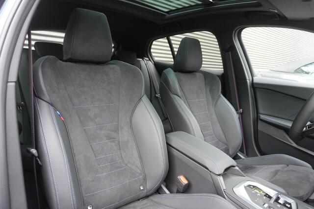 BMW 1-SERIE 120 M Sportpakket Pro | 19 inch LM M Y-spaak | Stuurwielrand verwarmd | Extra getint glas | Harman-Kardon sound system | Parking Assistant Plus | BMW Head-Up Display