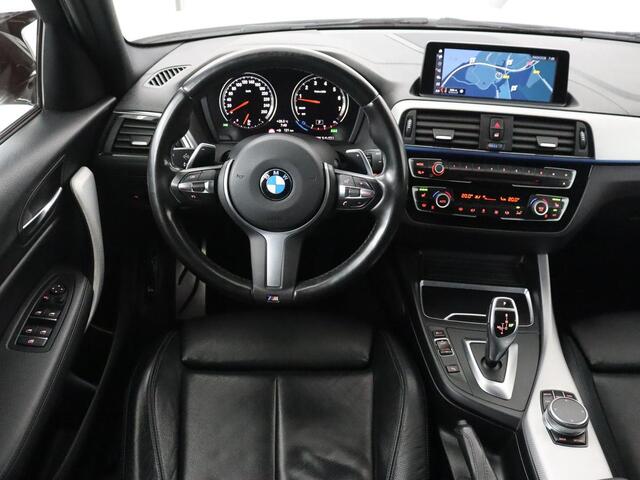 BMW 1-SERIE M140i High Executive | Stoelverwarming | Carplay | Leder | Adaptief LED | Keyless | Navigatie | Sportstoelen | Parkeerhulp | Climate control | Cruise control | Bluetooth | Getint glas | M Sport