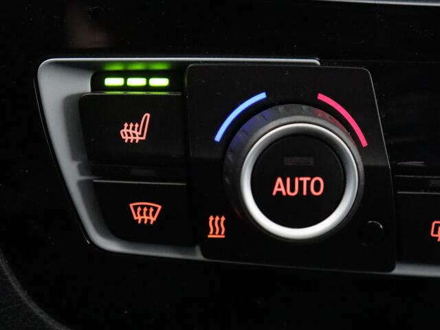 BMW 1-SERIE M140i High Executive | Stoelverwarming | Carplay | Leder | Adaptief LED | Keyless | Navigatie | Sportstoelen | Parkeerhulp | Climate control | Cruise control | Bluetooth | Getint glas | M Sport
